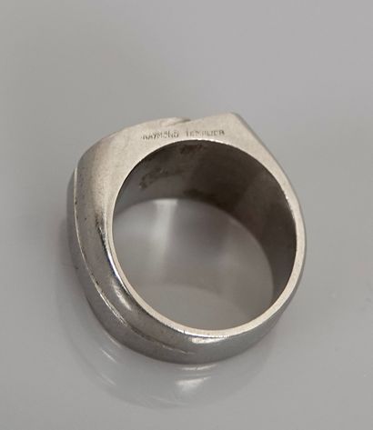 null Raymond TEMPLIER. 1891 - 1968. Ring signet ring in steel, drawing a tray of...