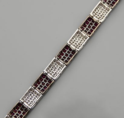 null Bracelet en or gris, 750 MM, formé de neuf sections recouvertes de rubis total...