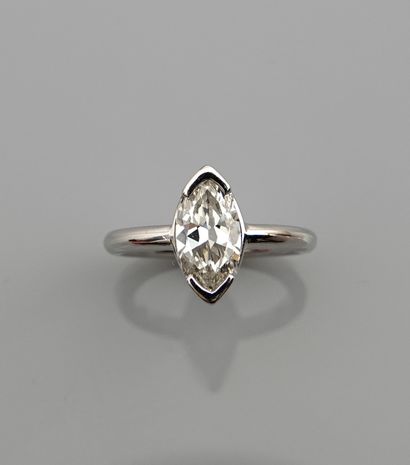 null Solitaire ring in white gold, 750 MM, set with a navette-cut diamond weighing...