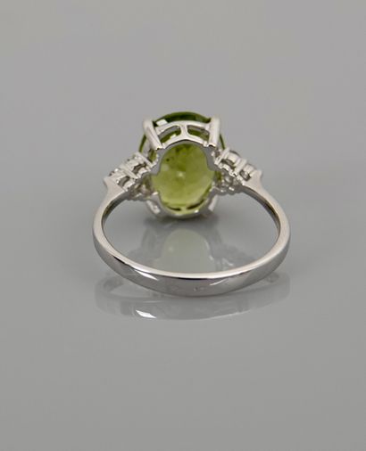 null White gold ring, 750 MM, set with a peridot weighing 3.70 carats approximately,...