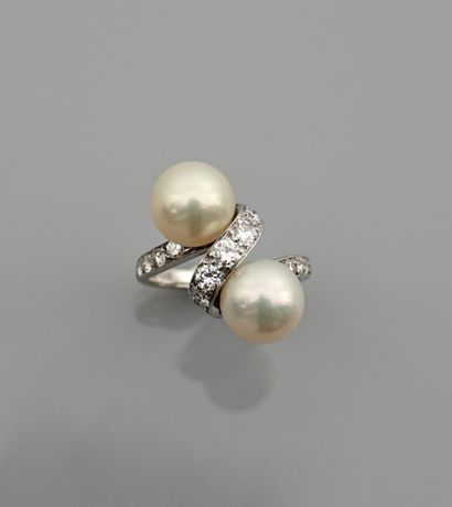 null Ring in white gold, 750 MM, set with two cultured pearls in a long band of diamonds...
