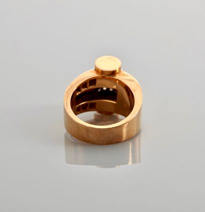 null Yellow gold scroll ring, 750 MM, set with calibrated red stones between two...