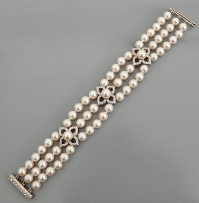 null Bracelet en or gris, 750 MM, formé de trois rangs de perles de culture Akoya...