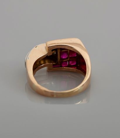 null Bague asymétrique en or rose, 750 MM, ornée de rubis calibrés et diamants, peut...