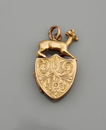 null Pendant in engraved yellow gold, 750 MM, decorated with a blood jasper crowned...