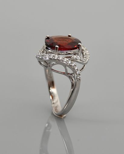 null Bague en or gris, 750 MM, ornée d'une spessartite ovale (grenat orangé) pesant...