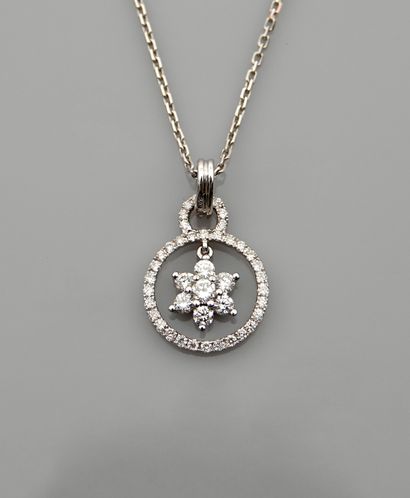 null Chain and round pendant in white gold, 750 MM, decorated with diamonds around...