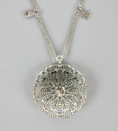 null Collier formé d'une double chaîne d'or gris, 750 MM, orné de quatre charms diamantés...