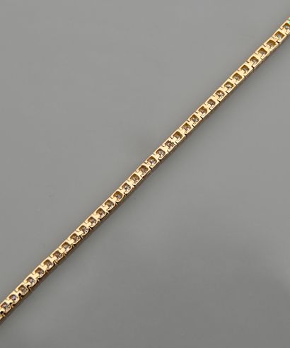 null Bracelet ligne souple en or jaune, 750 MM, souligné de 90 diamants total 1 carat...