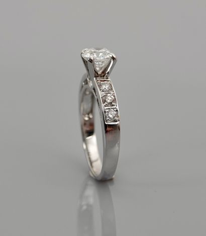 null Solitaire ring in white gold, 750 MM, set with a brilliant-cut diamond weighing...