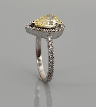 null Bague en or gris, 750 MM, ornée d'un diamant taille poire pesant 1,69 carat...