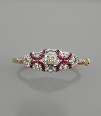 null Rigid bracelet two golds, 750 MM, centered of a motive covered with rubies total...