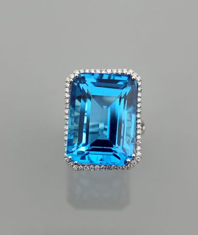 null White gold ring, 750 MM, set with a rectangular blue topaz with cut sides hemmed...