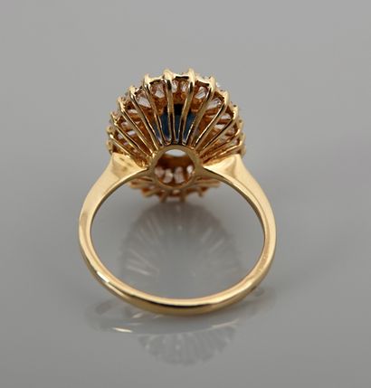 null Yellow gold ring, 750 MM, centered with an oval sapphire weighing 4 carats approximately...