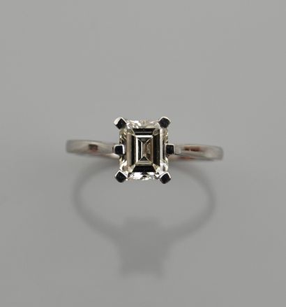 null White gold solitaire ring, 750 MM, set with an emerald-cut diamond weighing...