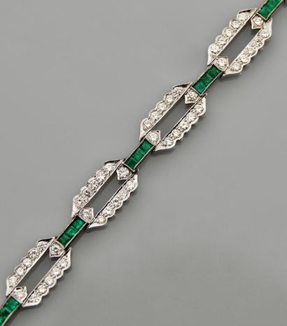 null Fin bracelet en or gris , 750 MM, orné de diamants total 1,80 carat et barrettes...