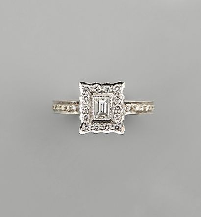 null Bague à plateau rectangulaire en or gris, 750 MM, ornée de diamants taille baguette...