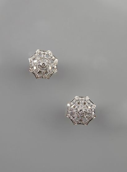 null Boucles d'oreilles ajourées en or gris, 750 MM, recouvertes de diamants total...