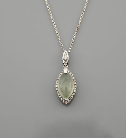 null Chain and pendant in white gold, 750 MM, decorated with a cabochon chalcedony...