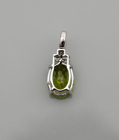 null Pendant in white gold, 750 MM, set with a peridot weighing 4 carats crowned...