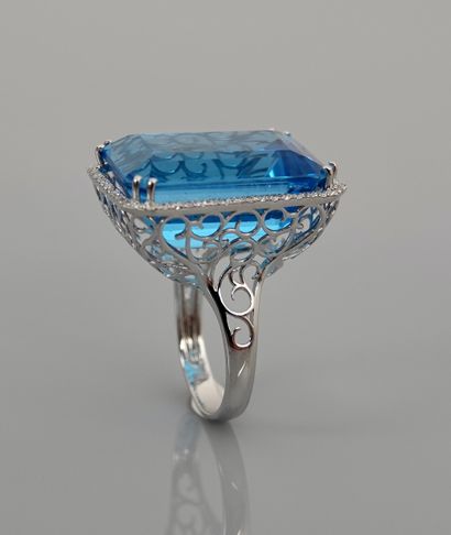 null White gold ring, 750 MM, set with a rectangular blue topaz with cut sides hemmed...