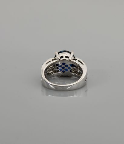 null White gold ring, 750 MM, set with an oval sapphire weighing 7.05 carats, origin...
