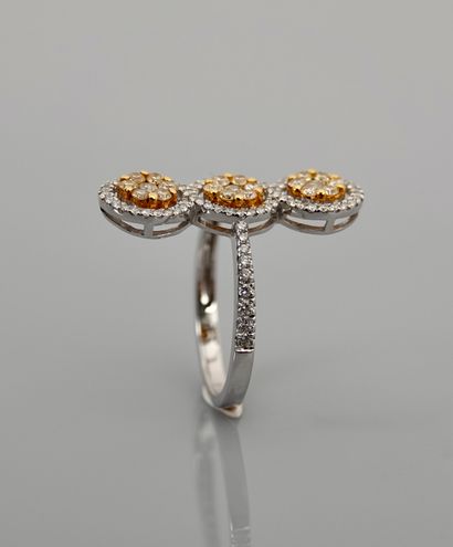 null Ring drawing three pastilles of white gold, 750 MM, each adorned with yellow...