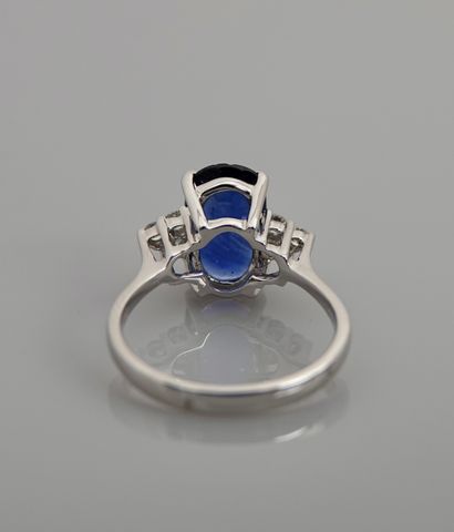 null Ring in white gold, 750 MM, set with an oval sapphire weighing 2.46 carats accompanied...