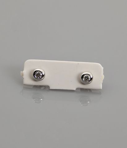 null Earrings in white gold, 750 MM, each adorned with a diamond in a setting, weight:...