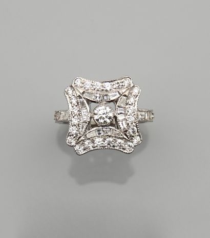 null Bague carrée en or gris, 750 MM, ornée de diamants taille baguette et ronds...