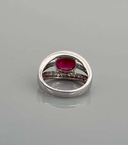 null White gold ring, 750 MM, set with a treated ruby weighing 3.50 carats set on...