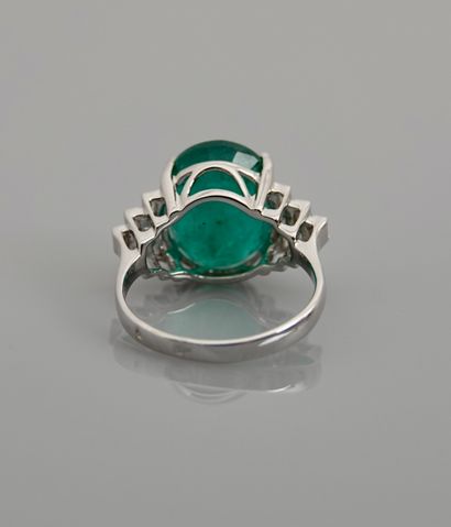 null White gold ring, 750 MM, set with an oval emerald weighing 6.60 carats, set...