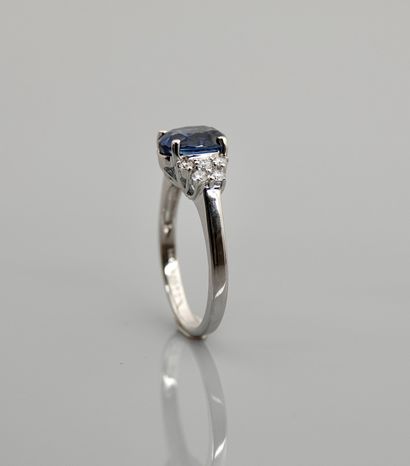 null Ring in white gold, 750 MM, set with a sapphire weighing 2.70 carats shouldered...