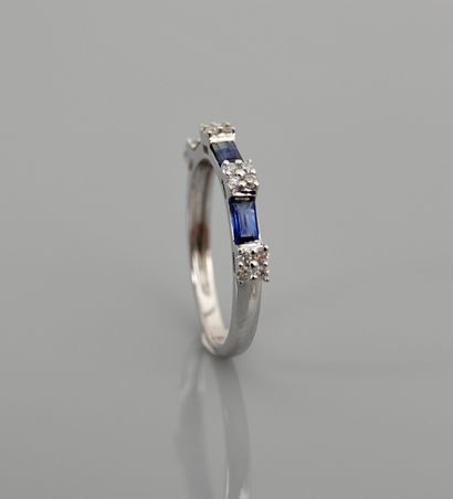 null Half wedding band in white gold, 750 MM, centered with baguette-cut sapphires...