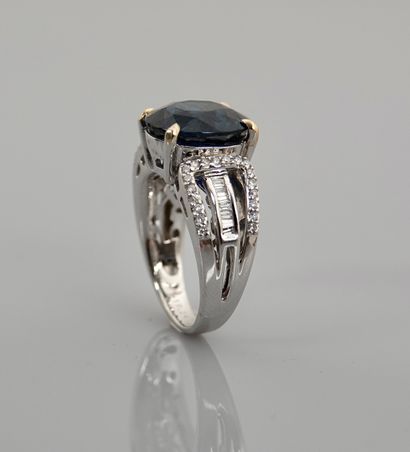 null White gold ring, 750 MM, set with an oval sapphire weighing 7.05 carats, origin...