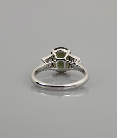 null White gold ring, 750 MM, set with a green sapphire weighing 2.54 carats, with...