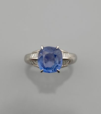 null Ring in white gold, 750 MM, centered on a sapphire weighing 4.56 carat accompanied...