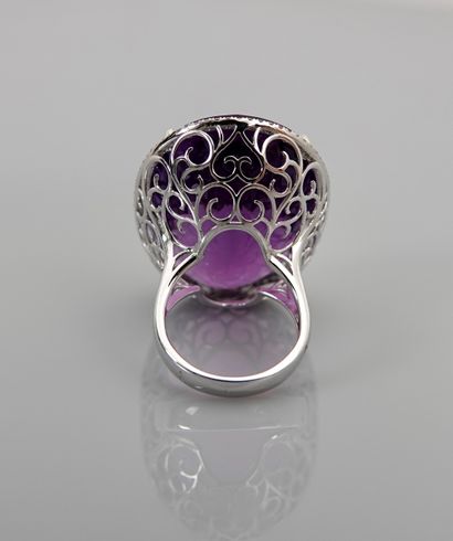 null White gold ring, 750 MM, set with an oval amethyst weighing 75 carats in an...
