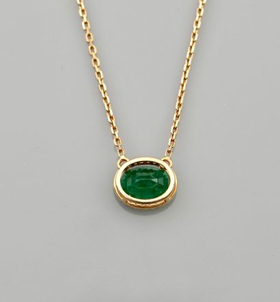 null Yellow gold necklace, 750 MM, centered on an oval emerald weighing 1.15 carats...