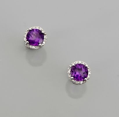 null Earrings in white gold, 750 MM, each adorned with an amethyst weighing approximately...