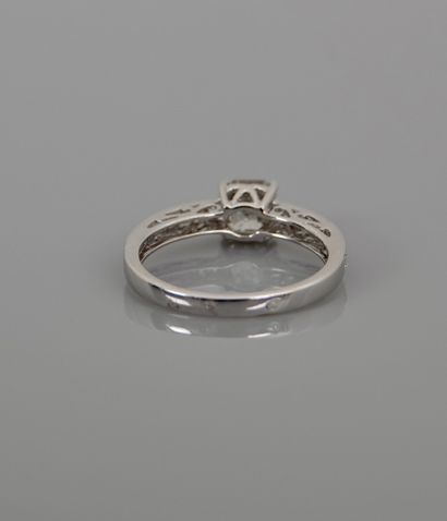 null Solitaire ring in white gold, 750 MM, set with a square cut 'champagne' diamond...
