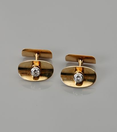 null Curved cufflinks in yellow gold, 585 MM, each decorated with two diamonds in...