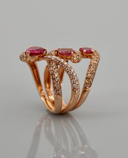 null Ring drawing three strands of pink gold, 750 MM, separating into three ribbons...