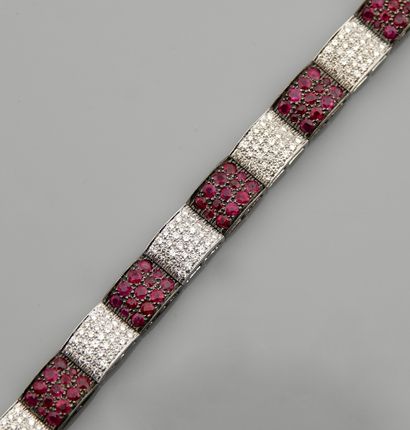 null Bracelet en or gris, 750 MM, formé de neuf sections recouvertes de rubis total...