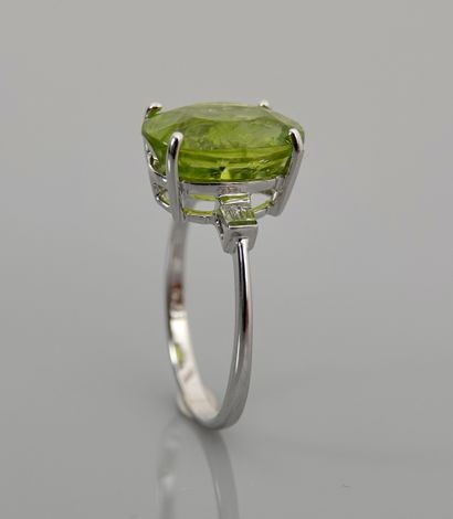null White gold ring, 750 MM, set with a peridot weighing 6.40 carats approx. finely...
