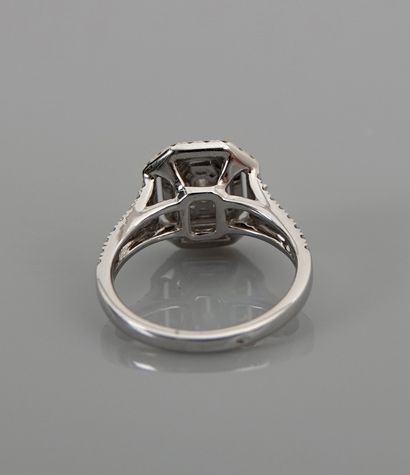 null Ring drawing a tray with cut sides of white gold, 750 MM, centered of baguette...