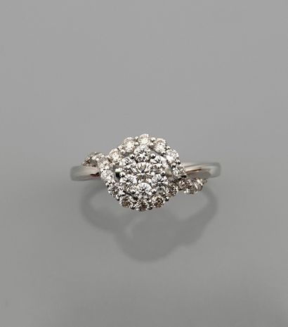 null Ring in white gold, 750 MM, drawing a flower covered with diamonds in two ribbons...
