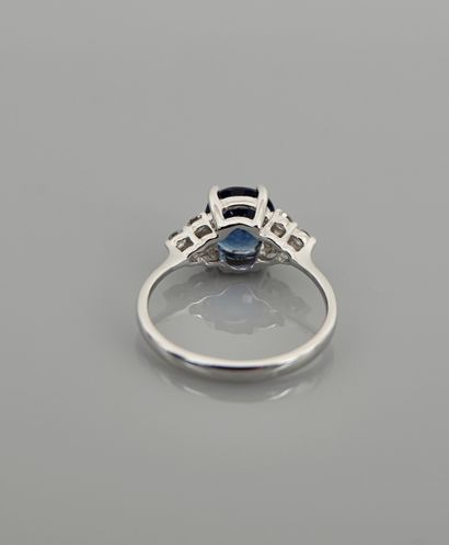 null White gold ring, 750 MM, set with a cushion-cut Ceylon sapphire weighing 2.11...