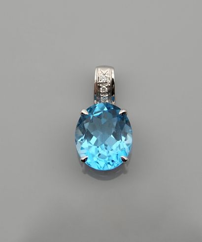 null Pendentif en or gris, 750 MM, ornée d'une topaze bleue pesant 5 carats couronnée...