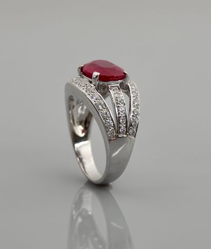 null White gold ring, 750 MM, set with a treated ruby weighing 3.50 carats set on...